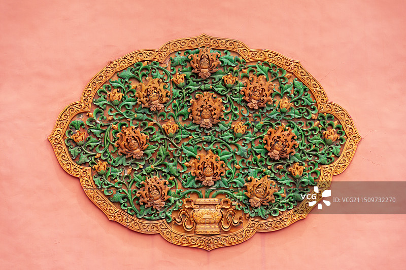 中国北京故宫博物院乾清宫红墙琉璃雕花特写图片素材