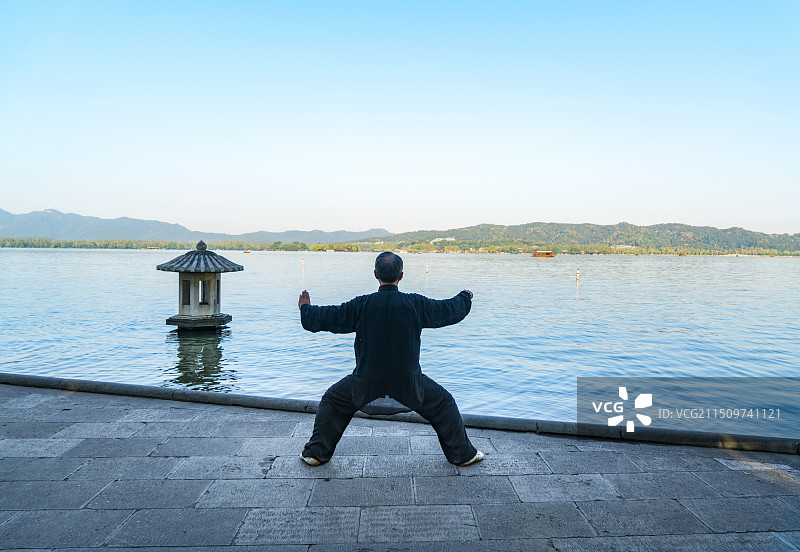 西湖边打太极拳的老人背影图片素材