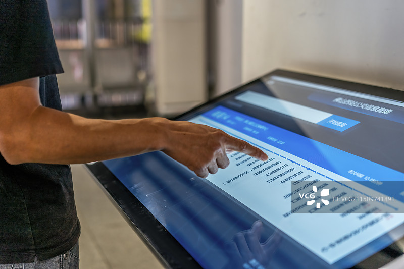 城市公交站现代综合信息触摸屏图片素材