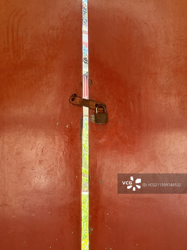 北京颐和园古建筑红色大门，传统门锁，满园春色关不住图片素材