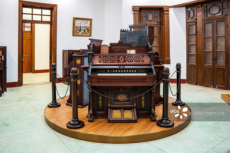 福建厦门鼓浪屿钢琴博物馆古董钢琴图片素材