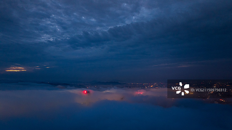 平流雾下的大连百年汇商品交易所夜景图片素材