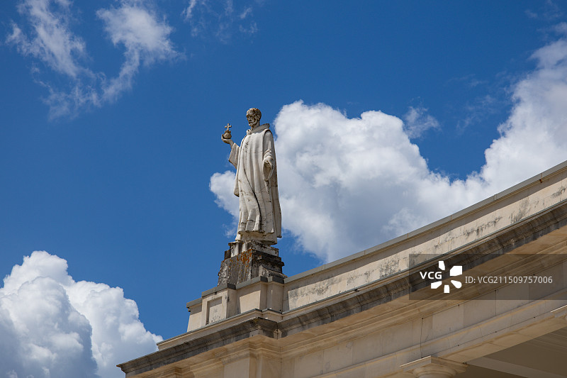 欧洲教堂屋顶的圣徒雕像图片素材