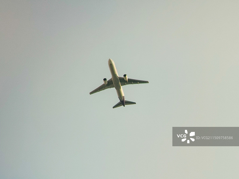 早晨飞机飞过图片素材