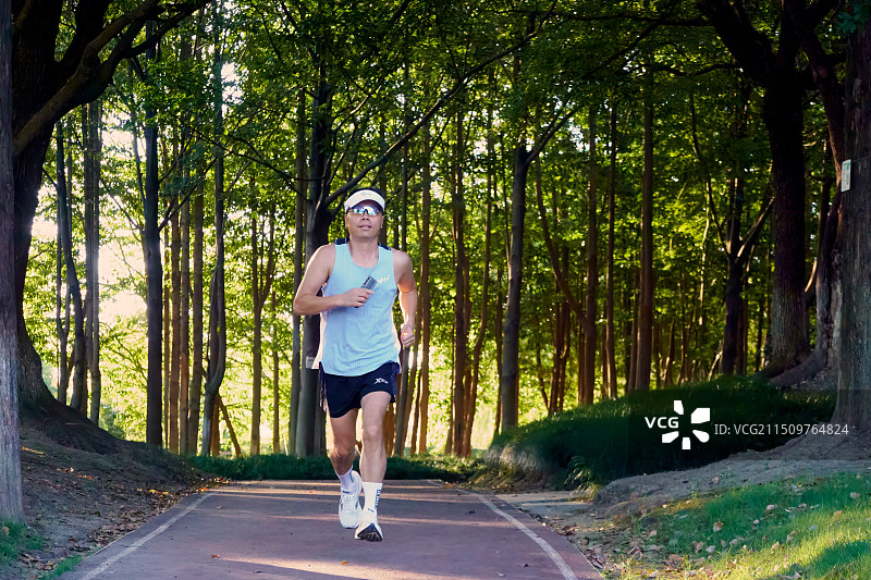 清晨在公园林间晨跑图片素材