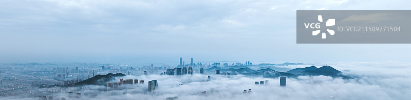 平流雾中的大连城市全景图片素材