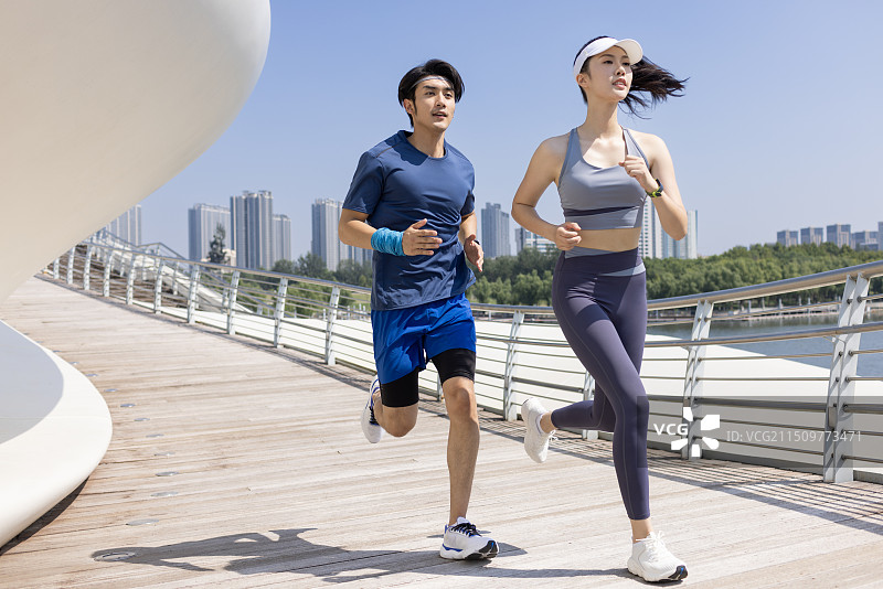 年轻男女户外跑步图片素材