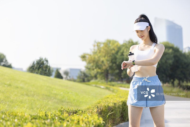 年轻女子看手环图片素材