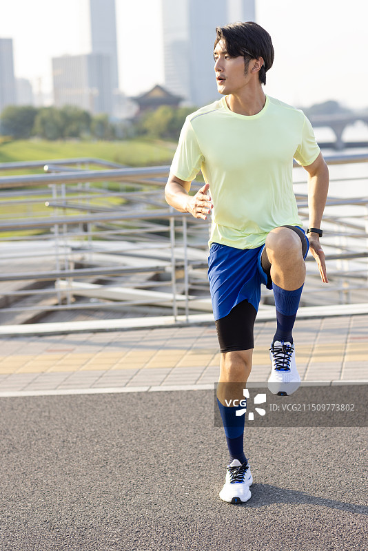 年轻男子户外运动图片素材