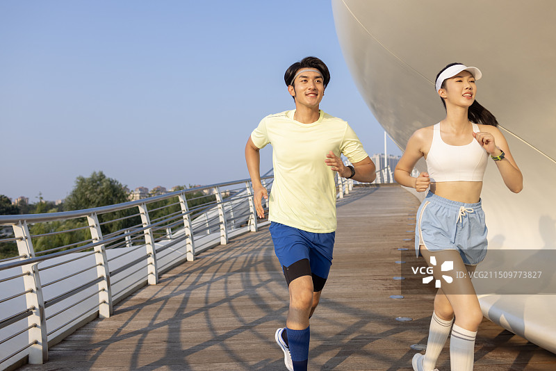 年轻情侣户外跑步图片素材