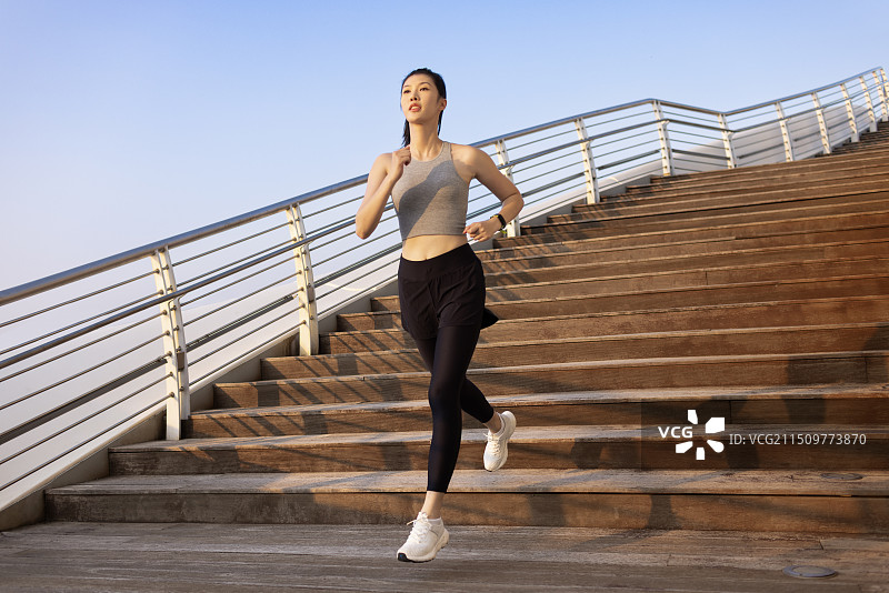 年轻女子台阶跑步图片素材
