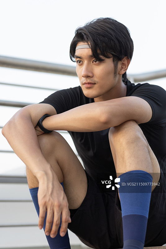 年轻男人闲坐图片素材