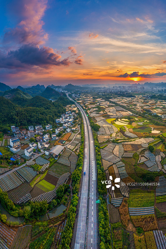 驶入宜州新农村的高速公路图片素材