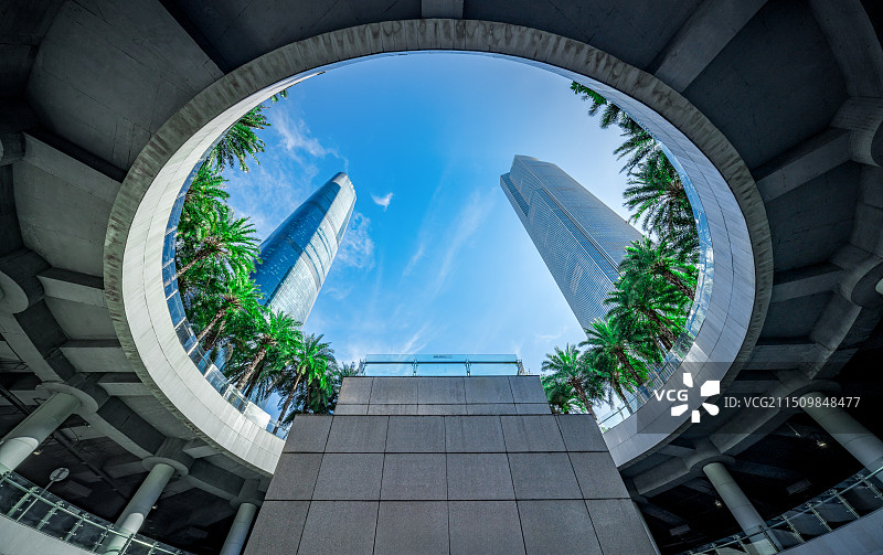 抬头仰视夏季晴朗天气蓝天白云下的广州珠江新城CBD现代城市建筑风光图片素材