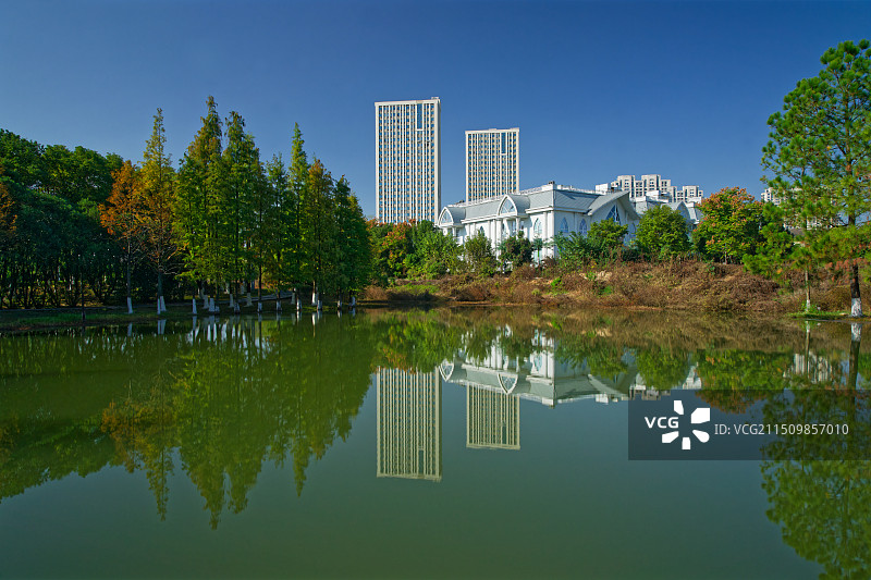 南昌瑶湖倒影中的建筑物图片素材