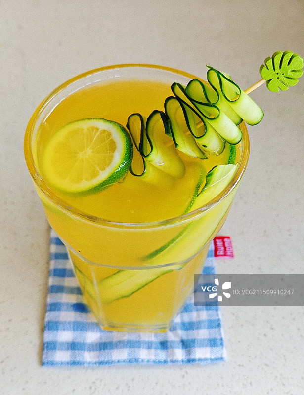 桌上饮料特写镜头图片素材