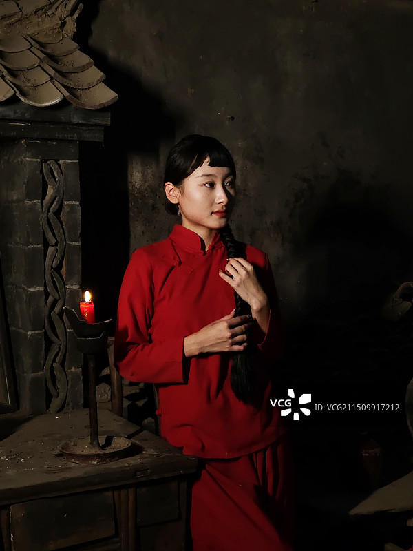 九儿暗自思忖如何帮助丈夫做大酒产业图片素材