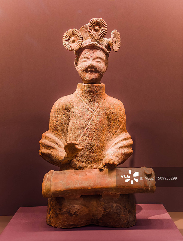 微笑的抚琴陶俑图片素材