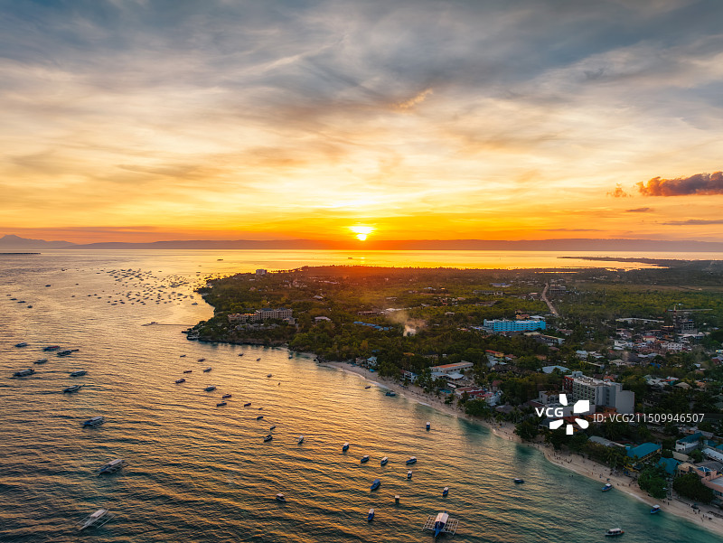 千岛之国，米沙鄢群岛，宿务省，保和省，Alona Beach，白沙滩，椰子林，度假酒店，晚霞，航拍图片素材