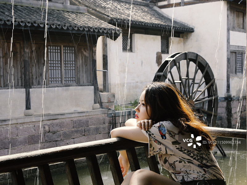 画船听雨眠，遥望故人归图片素材