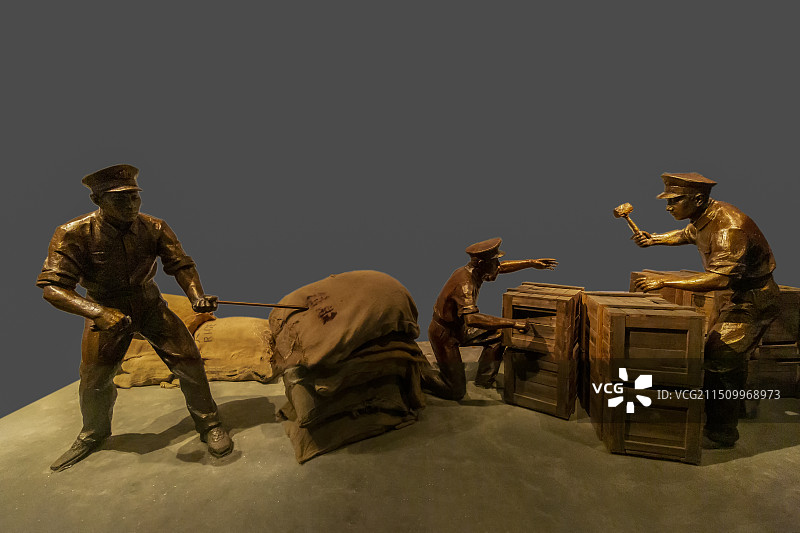 北京市中国海关博物馆：近代海关查验复原场景—表现民国时期海关外班人员使用钎子检查米类货物等工作场景图片素材