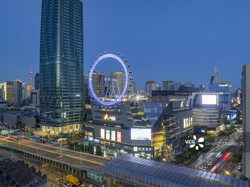 上海静安大悦城摩天轮图片素材