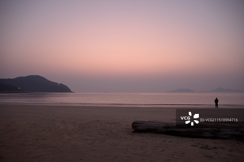 普陀山千步沙海滩的黎明游客在等待日出图片素材