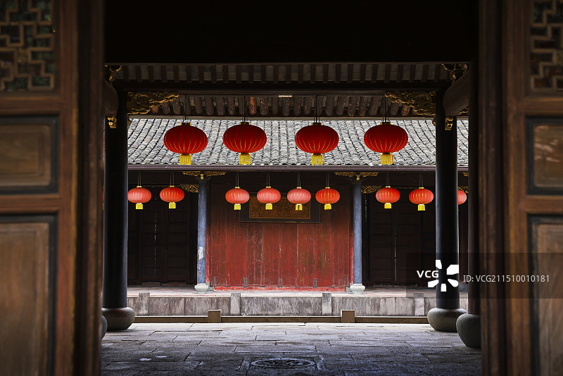 挂红灯笼的中式古建筑空间图片素材