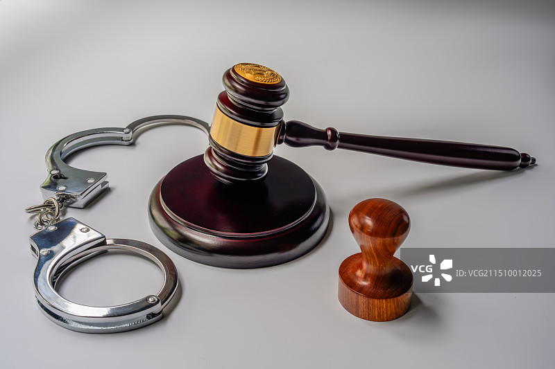 法槌木槌、手铐、木质印章与白色背景图片素材