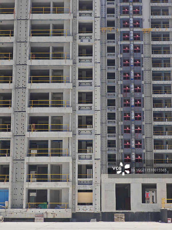 正在建设中的商品房住宅 上海临港滴水湖金融湾二期工地 26-06地块图片素材