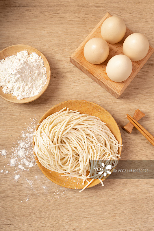 木桌上的手擀面图片素材