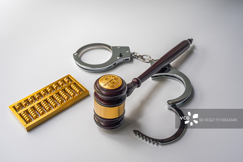 算盘、法槌、手铐与白色背景图片素材