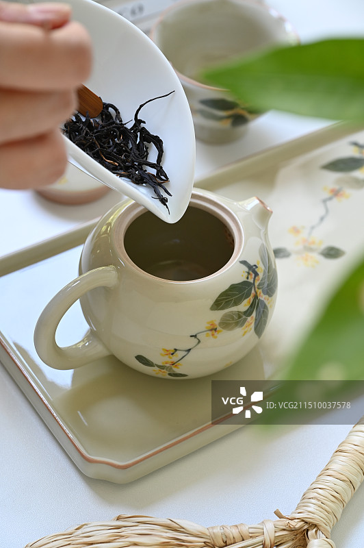 倒茶叶喝茶人手动作亮调茶壶图片素材