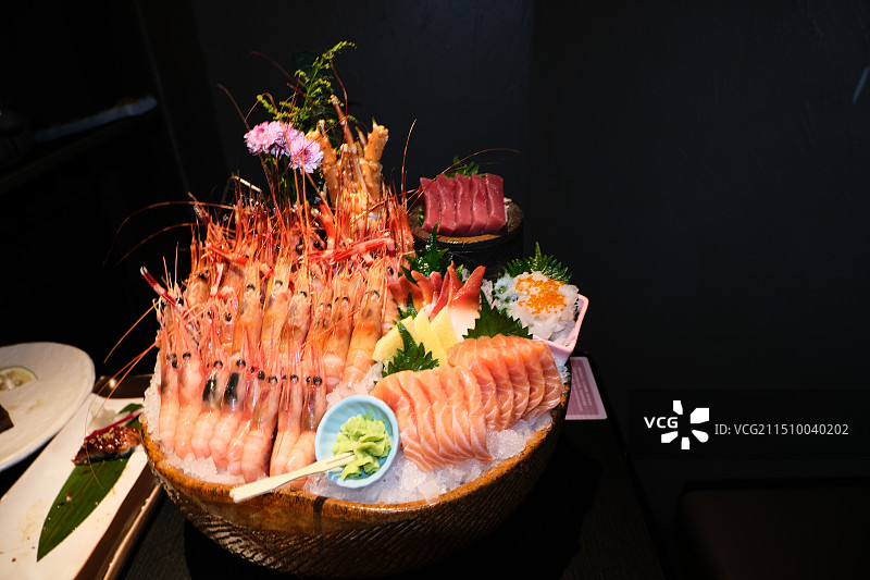 自助餐-海鲜拼盘—甜虾-三文鱼_烤大虾图片素材