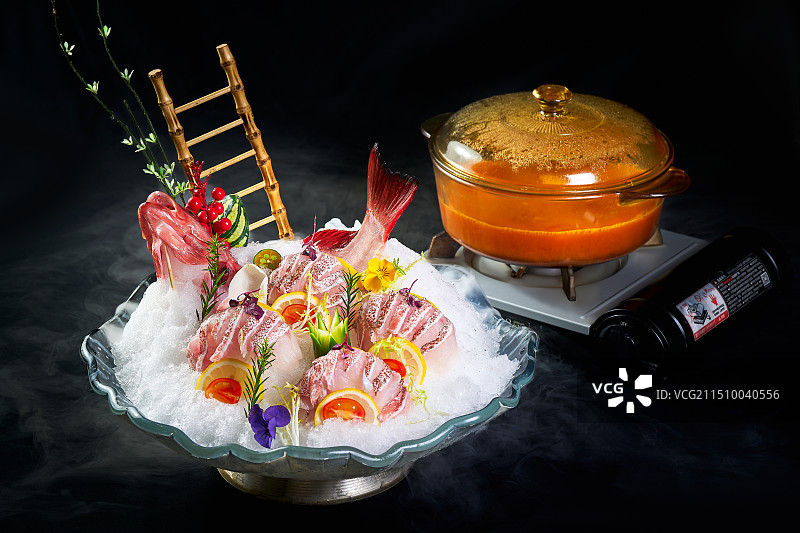 黑色背景下桌上东星斑鱼的特写镜头图片素材