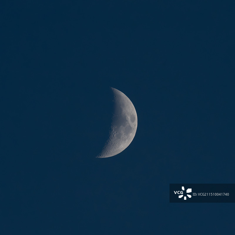 月亮对蓝天的低角度视图图片素材