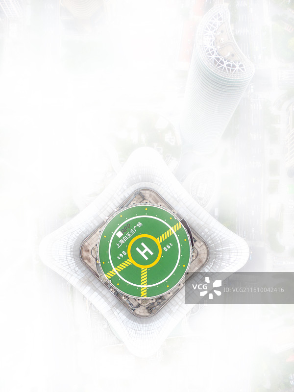 云雾中的停机坪图片素材