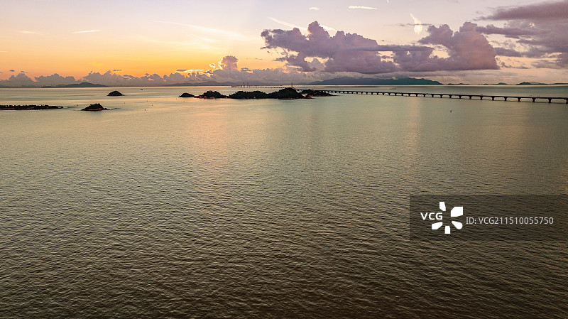 日出前的伶仃洋和港珠澳大桥图片素材