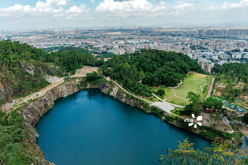 蓝色六片山天坑图片素材