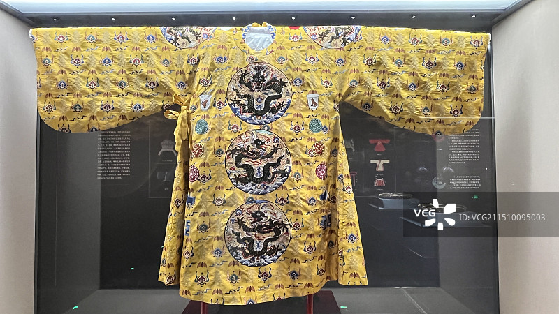 黄缂丝十二章福寿如意衮服-万历那年展图片素材