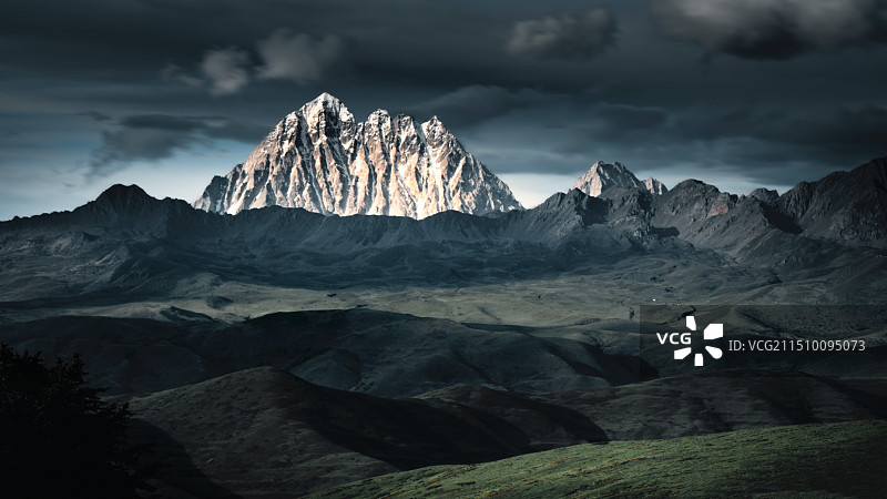 暗调雅拉雪山图片素材