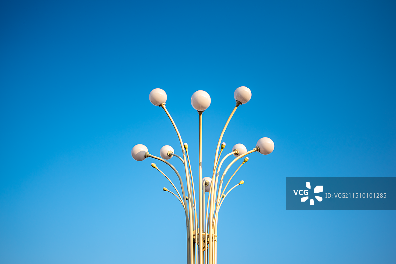 简约构图中的白色路灯特写图片素材