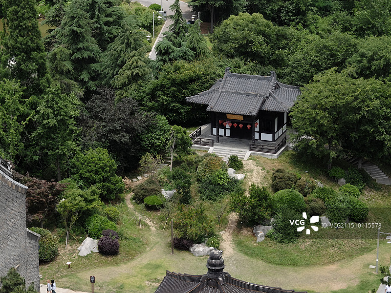 大明寺寺庙园林森林中树木和植物的高角度视图图片素材