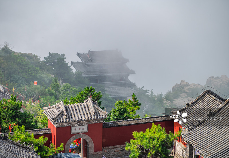 泰山青帝宫晨雾图片素材