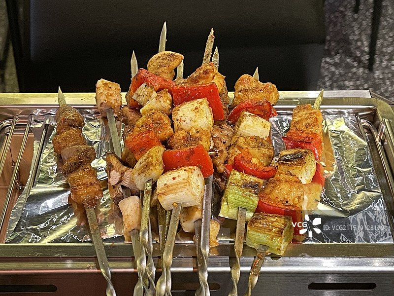 烧烤夜宵撸串 特写 烧烤架上食物的高角度视图图片素材