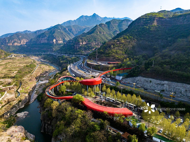 河南安阳林州红旗渠青年洞景区红色廊桥户外航拍高视角图片素材