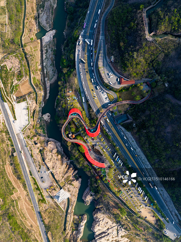 河南省安阳市林州红旗渠青年洞景区红色廊桥户外航拍正上方视角图片素材