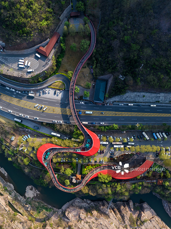 河南安阳林州红旗渠青年洞景区大门红色廊桥夏季航拍图片素材