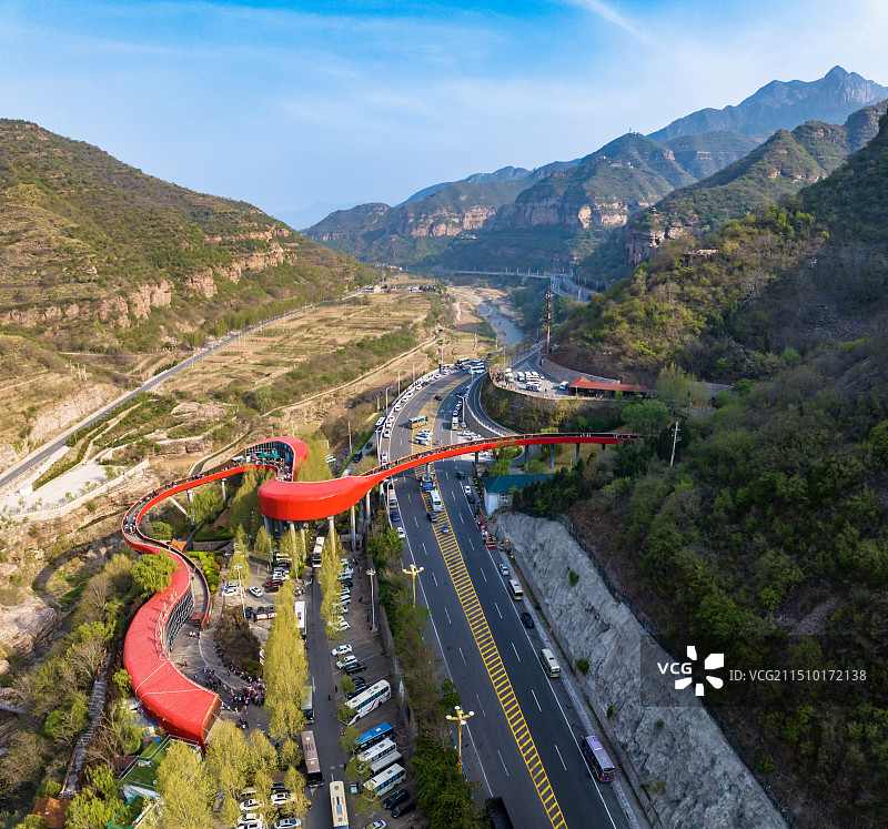 河南安阳林州红旗渠青年洞景区大门红色廊桥户外航拍高视角图片素材