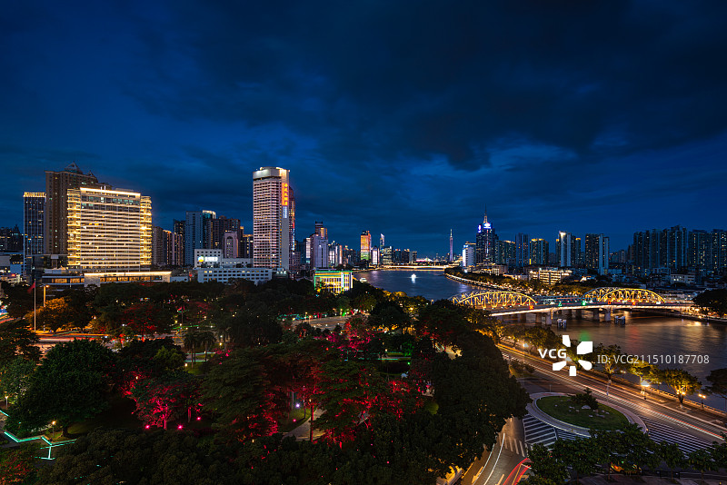 广州海珠广场远眺小蛮腰高塔与珠江河两岸城市建筑夜景风光图片素材